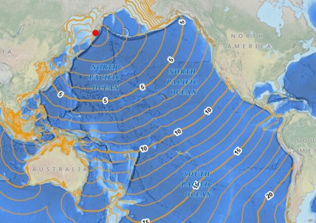 Odhadovaný čas šírenia sa cunami od epicentra na Kamčatke v hodinách v Tichom oceáne. (zdroj: NOAA)