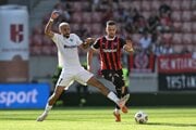 Hráč Trnavy Filip Twardzik a Lucas Villela z Hibernians počas odvetného zápasu 2. predkola Konferenčnej ligy.