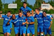 Kmeťovčania po postupe M. Ondrovčák (zľava), Cleber, J. Jurkáček, M. Šebík, M. Mjuller, P. Baláž a A. Gajdoš (hore).