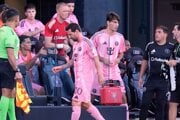 Lionel Messi opúšťa ihrisko.