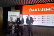 Za ZSSK cenu prevzali Lukáš Riha ako koordinátor kampane DPNB za ZSSK a Karol Henzély, člen predstavenstva ZSSK.