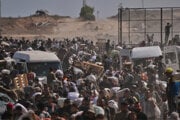 V Pásme Gazy nesú ľudia humanitárnu pomoc.