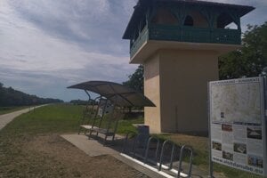 Výhliadkova veža pri Dunaji v dedine Iža.