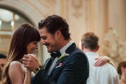 Dakota Johnson a Pedro Pascal hrajú v hlavných rolách v novom filme americkej režisérky Celine Song, ktorý do našich kín vstupuje pod názvom Dokonalá zhoda. 