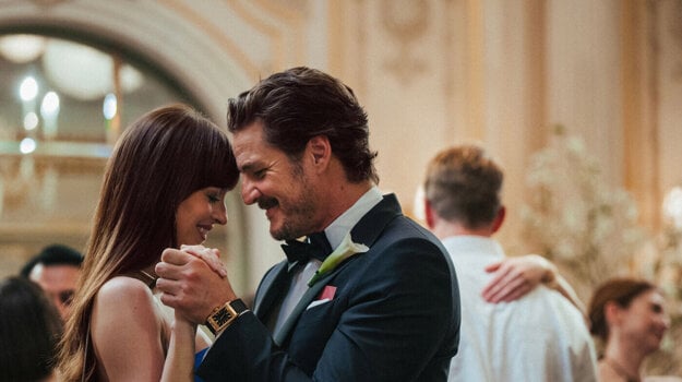 Dakota Johnson a Pedro Pascal hrajú v hlavných rolách v novom filme americkej režisérky Celine Songovej, ktorý do našich kín vstupuje pod názvom Dokonalá zhoda. (zdroj: ITAFILM)