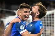 Adam Obert (vľavo) a Dominik Hollý sa tešia z gólu v zápase Slovensko - Rumunsko na EURO U21 2025.