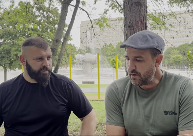 Veliteľ Gruzínskej légie Mamuka Mamulašvili s reportérom Tomášom Forróom na Námestí Slobody v Bratislave. (zdroj: FB/Tomáš Forró)