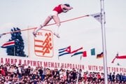Jeden z dvoch svetových rekordov v histórii P-T-S, Sergej Bubka nad latkou vo výške 585 cm v roku 1984.