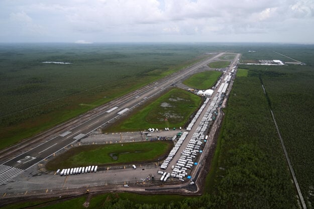 Práce na záchytnom centre pre migrantov na Floride známom tiež ako Aligátorí Alcatraz. (zdroj: TASR/AP)