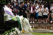 Ľudia sa modlia v Hypocentre parku atómových bomb počas ceremónii pri príležitosti 80. výročia zhodenia atómovej bomby na japonské mesto Nagasaki.