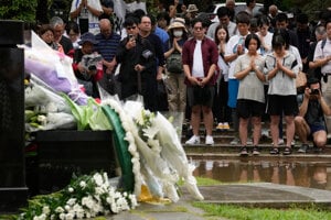 Ľudia sa modlia v Hypocentre parku atómových bomb počas ceremónii pri príležitosti 80. výročia zhodenia atómovej bomby na japonské mesto Nagasaki.