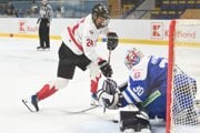 Dimian Zhilkin prekonáva Samuela Hrenáka v prípravnom zápase Slovensko U18 - Kanada U18. 