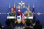 Plukovník Lee Sung-jun (vľavo), zástupca Zboru náčelníkov štábov Južnej Kórey a americký plukovník Ryan Donald na tlačovej konferencie pred cvičením Ulchi Freedom Shield 2025.
