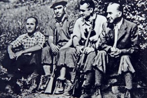 Druhý sprava významný partizánsky veliteľ Viliam Žingor, ktorého vo vykonštruovanom procese popravili komunisti.