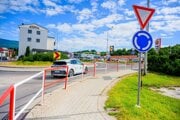 Okružnú križovatku na hlavnom ťahu cez Dolný Kubín čaká výmena asfaltového povrchu. 