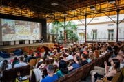 Záhradné kino v Košiciach je z dvora pomerne nenápadné. Potom sa otvorí štedrý priestor. 