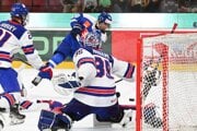Vpravo brankár Brady Knowling (USA), ktorého prekonáva uprostred Oliver Ozogány (Slovensko).