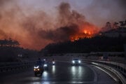 Približne 50 ľudí, ktorí sa nadýchali dymu, ošetrili v zdravotníckych zariadeniach. 