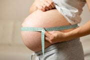 BMI sa vyráta na začiatku tehotenstva, následne lekári sledujú hmotnostný prírastok. 