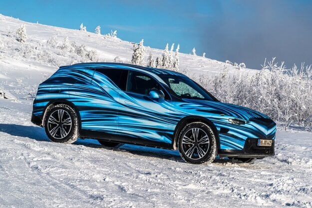 Maskovaný Mercedes GLC s EQ technológiou. (zdroj: Mercedes)