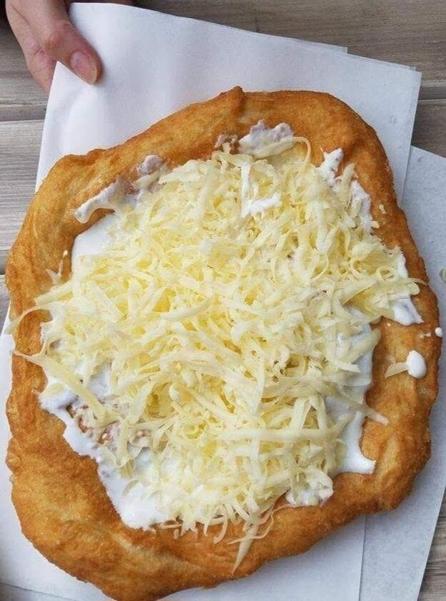 Langoš so smotanou a so syrom zo žilinskej langošárne. (zdroj: Facebook/ Žilina včera a dnes)