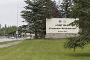 Tabuľa označuje vstup na vojenskú základňu Elmendorf-Richardson v Anchorage.