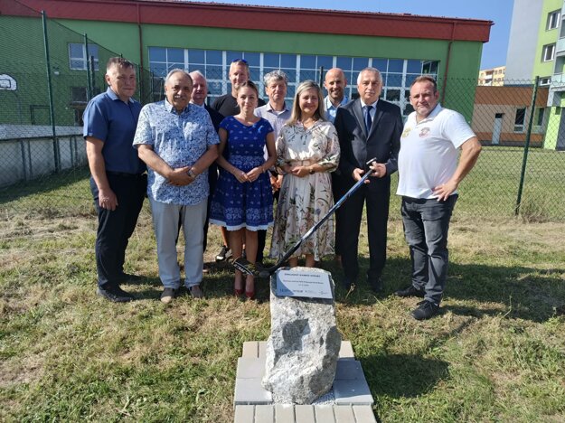 Vedenie a poslanci ŽSK pri základnom kameni stavby športového areálu. (zdroj: Žilinský samosprávny kraj)