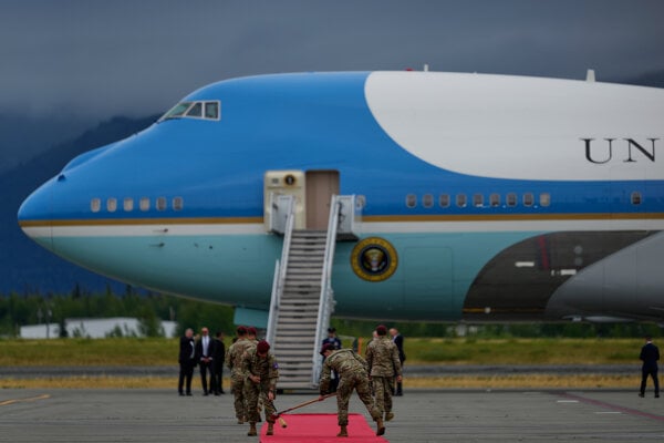 Lietadlo Air Force One s americkým prezidentom Donaldom Trumpom na palube po pristátí na vojenskej základni Elmendorf-Richardson.