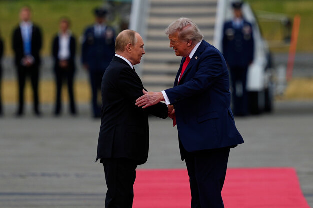 Americký prezident Donald Trump a ruský prezident Vladimir Putin sa zdravia na vojenskej základni Elmendorf-Richardson v Anchorage na Aljaške.