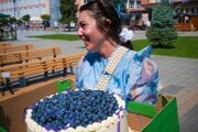 Veľká čučoriedková torta pre jedného z víťazov kulinárskej súťaže. 