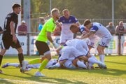 Spoluhráči sa po góle na 2:0 vrhli na jeho strelca Mateja Sivu.