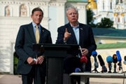 Americkí senátori Lindsey Graham (vpravo) a Richard Blumenthal počas májovej návštevy Kyjeva.