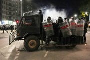 Policajné zložky počas protestu v Belehrade.