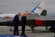 Trump a Putin na leteckej základni Elmendorf–Richardson. V pozadí stíhačka F-22. 