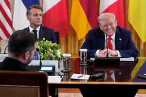 Francúzsky prezident Emmanuel Macron a americký prezident Donald Trump.