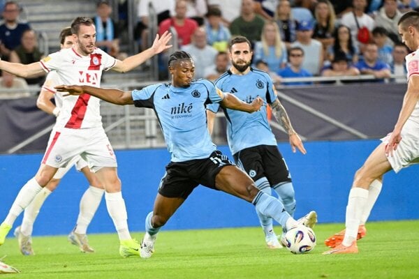 Na snímke uprostred Rahim Ibrahim (Slovan) a vľavo Ilija Mašič (Mosar) v stretnutí 2. predkola LM ŠK Slovan Bratislava - HŠK Zrinjski Mostar 
