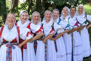 Kamarátky: Elena Murčeková, Janka Trvalcová, Soňa Krpelcová, Gabriela Főldváriová, Tatiana Chlebničanová, Martina Čížeková, Petra Korchanová, Renáta Talapková. V zostave chýba Júlia Janíková