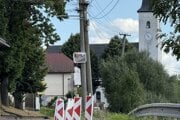 Vyše roka bola prepadnutá cesta v Zubrohlave označená výstražným značením. 