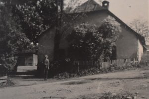 V dnes už zbúranom starom dome bez vodovodu, s latrínou, strávil budúci lekár celú mladosť.