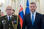Generálmajor Slavomír Verčimák a prezident Pellegrini.