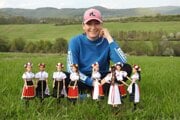 Ikonické bábiky, ktoré vyrábajú od 50. rokov, oblieka do svojich krojov. 