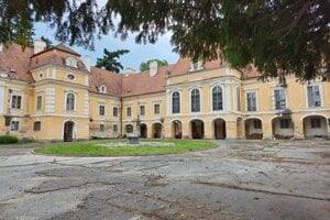 Barokový kaštieľ prechádza do rúk obce Veľké Leváre.