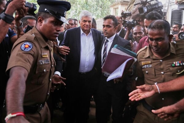 Bývalý prezident Srí Lanky Ranil Vikramasinghe v sprievode polície. 