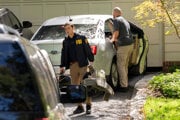 Agenti FBI pred domom bývalého Trumpovho poradcu Boltona.
