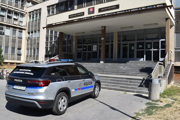 V budove košických súdov najprv rozhodli o väzbe Martina, potom v nej odsúdili jeho manželku Adriánu.