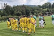 Futbalisti Diviny (v žltom) a Stráže nastupujú na zápas.