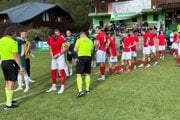 Futbalisti Stráňav (v zelenom) a Radôstky nastupujú na zápas.
