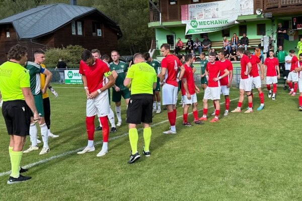 Futbalisti Stráňav (v zelenom) a Radôstky nastupujú na zápas.