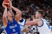 Nikola Jokič (vľavo) v prípravnom zápase proti Česku.