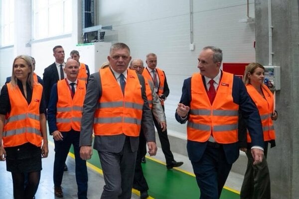 Robert Fico (Smer) v Istebnom s investormi z Lichtenštajnska, kde má vzniknúť továreň na tepelné čerpadlá. Fico spomínal aj Aurela Stodolu